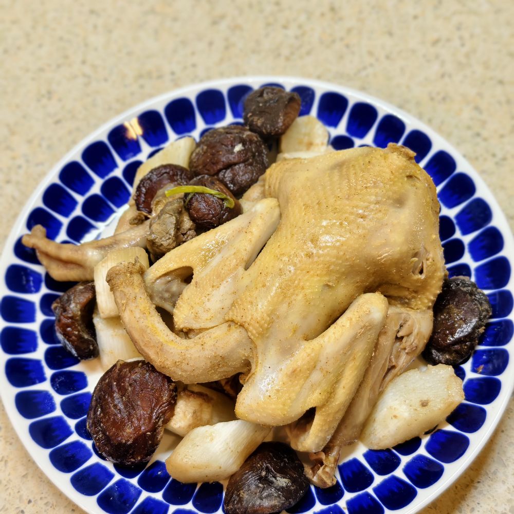 Rice cooker salt-baked chicken with chestnuts and mushrooms on a blue patterned plate